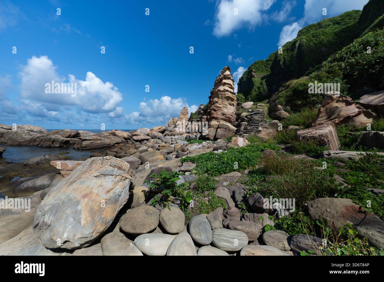 Taiwan Nordostküste. Die Kunstfertigkeit der Natur entfaltet sich in Schichten und Wirbeln – Felsformationen, die von Zeit, Wind und Meer geätzt werden. Stockfoto