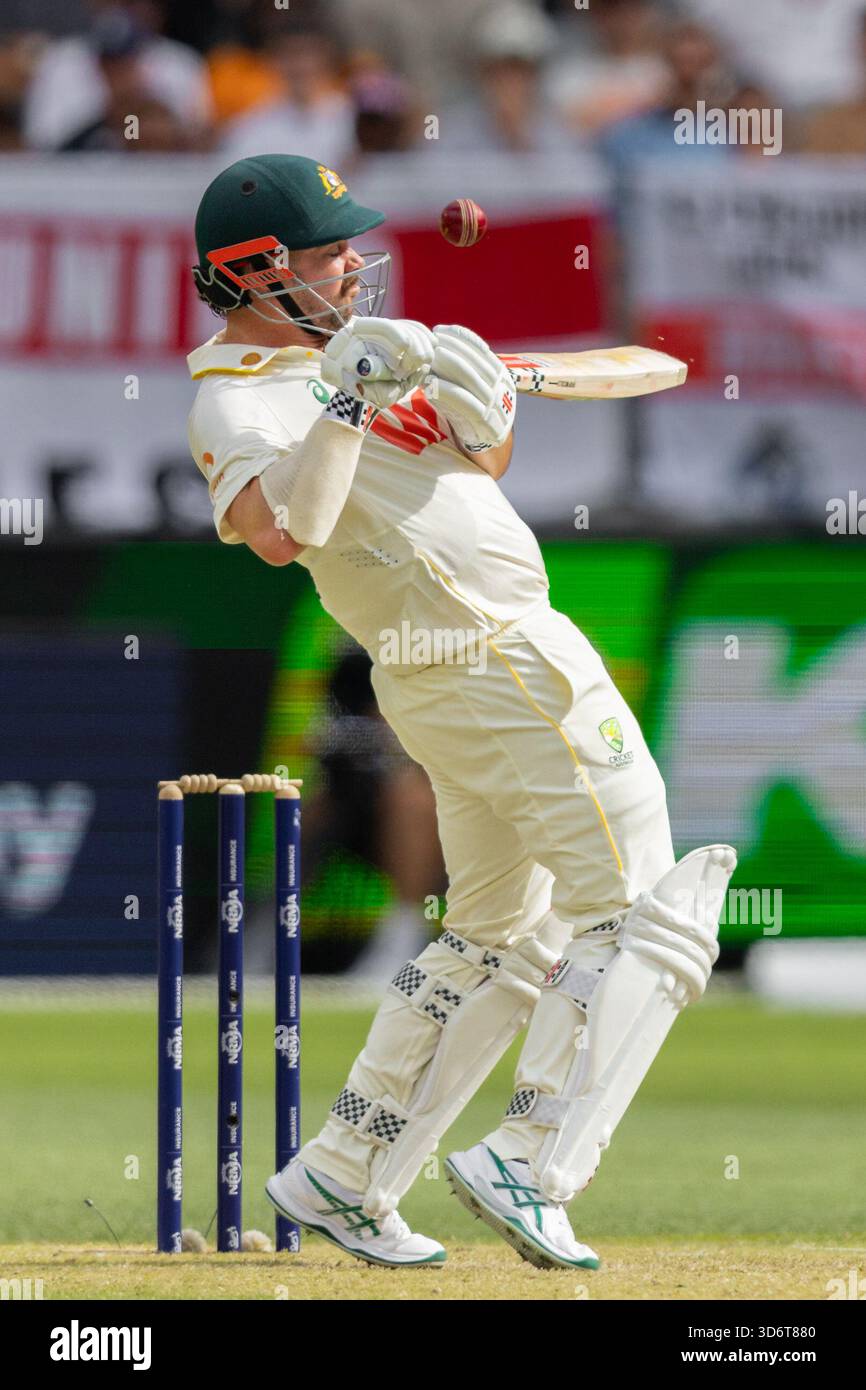 Travis Head of Australia erzielt beim NRMA Insurance Ashes First Test Day 2 Australien gegen England im Optus Stadium, Perth, Australien, 22. November 2025 (Foto: Santanu Banik/News Images) *** GER AUT SUI OUT *** Stockfoto