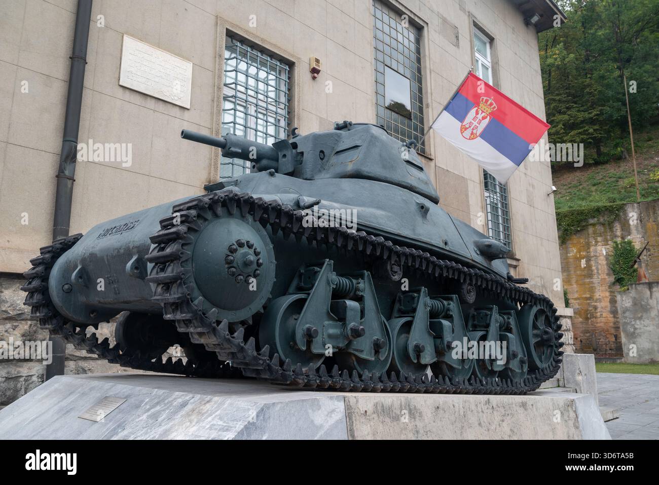 Der deutsche Panzer ist vor dem Nationalmuseum von Užice ausgestellt. Es war ursprünglich ein französischer Hotchkiss H39. Oktober 2025. Stockfoto