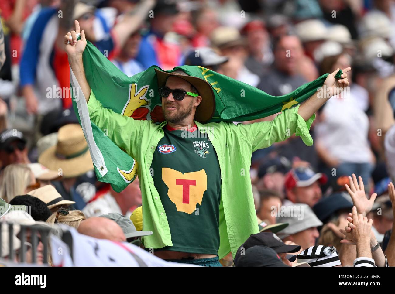 Perth, Australien. November 2025. Australischer Fan am zweiten Tag des ersten Ash-Tests zwischen Australien und England im Perth Stadium in Perth, Samstag, 22. November 2025. (AAP Image/Dave Hunt) KEINE ARCHIVIERUNG, NUR REDAKTIONELLE VERWENDUNG, BILDER NUR FÜR NACHRICHTENBERICHTERSTATTUNG, KEINE KOMMERZIELLE NUTZUNG, KEINE VERWENDUNG IN BÜCHERN OHNE VORHERIGE SCHRIFTLICHE GENEHMIGUNG VON AAP Credit: Australian Associated Press/Alamy Live News Stockfoto