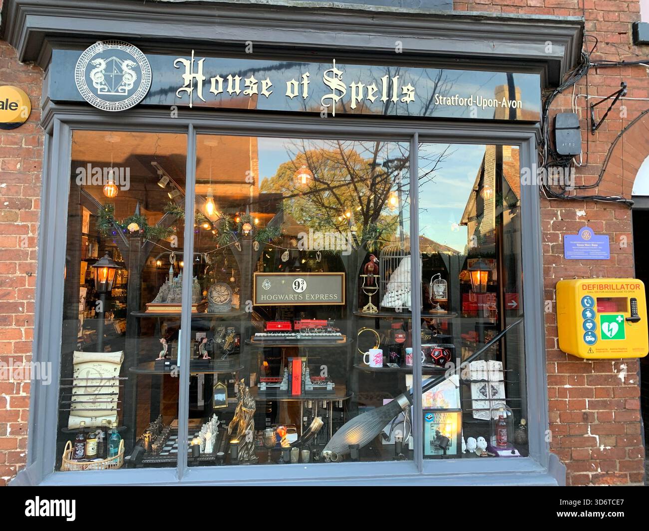 Stratford Upon Avon Shops Shakespear Poet Centre The People Shops Outside People People Walking Geschichte Schilder historischer Plätze - Smartphone-aufgenommenes Stockfoto