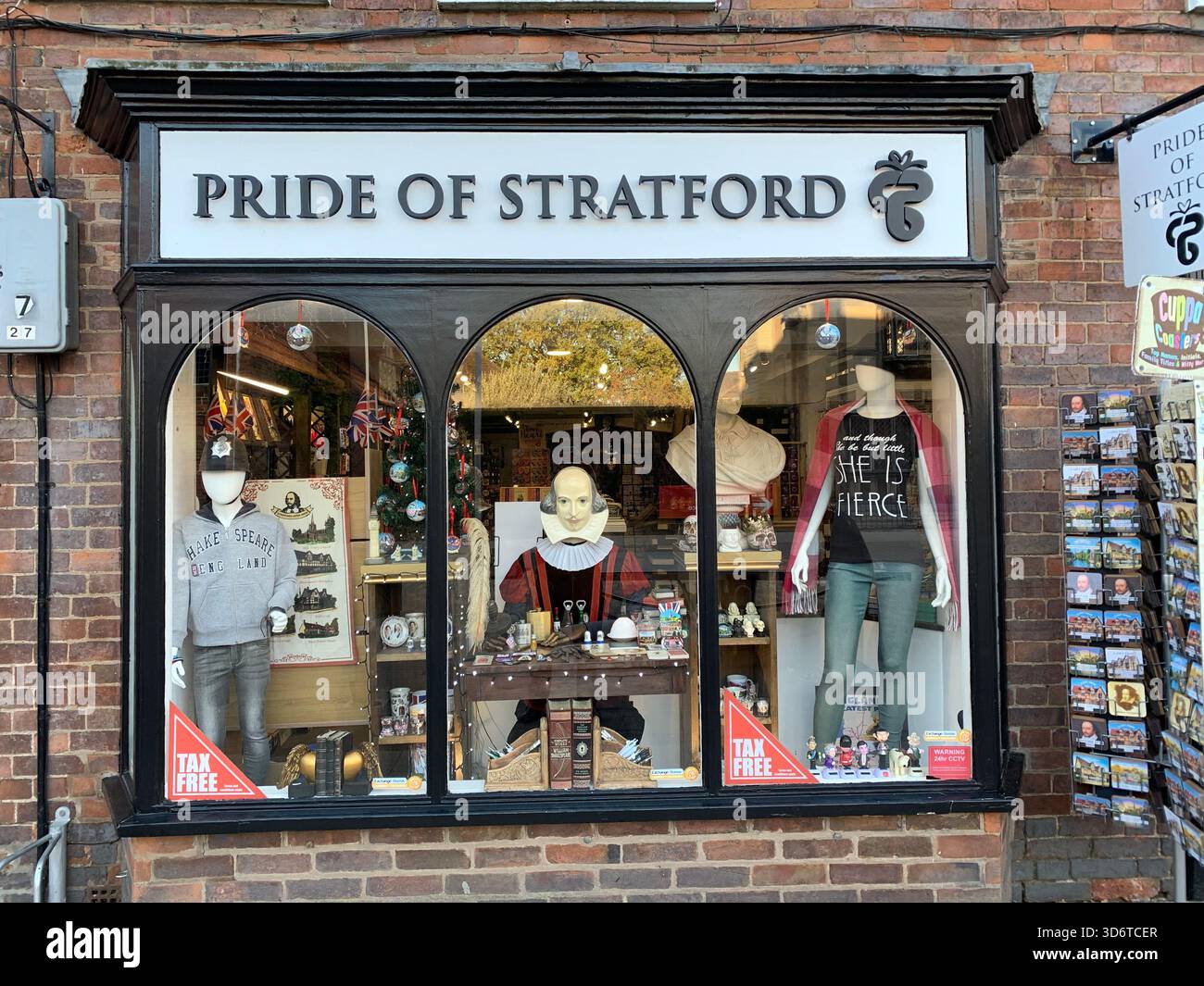 Stratford Upon Avon Shops Shakespear Poet Centre The People Shops Outside People People Walking Geschichte Schilder historischer Plätze - Smartphone-aufgenommenes Stockfoto