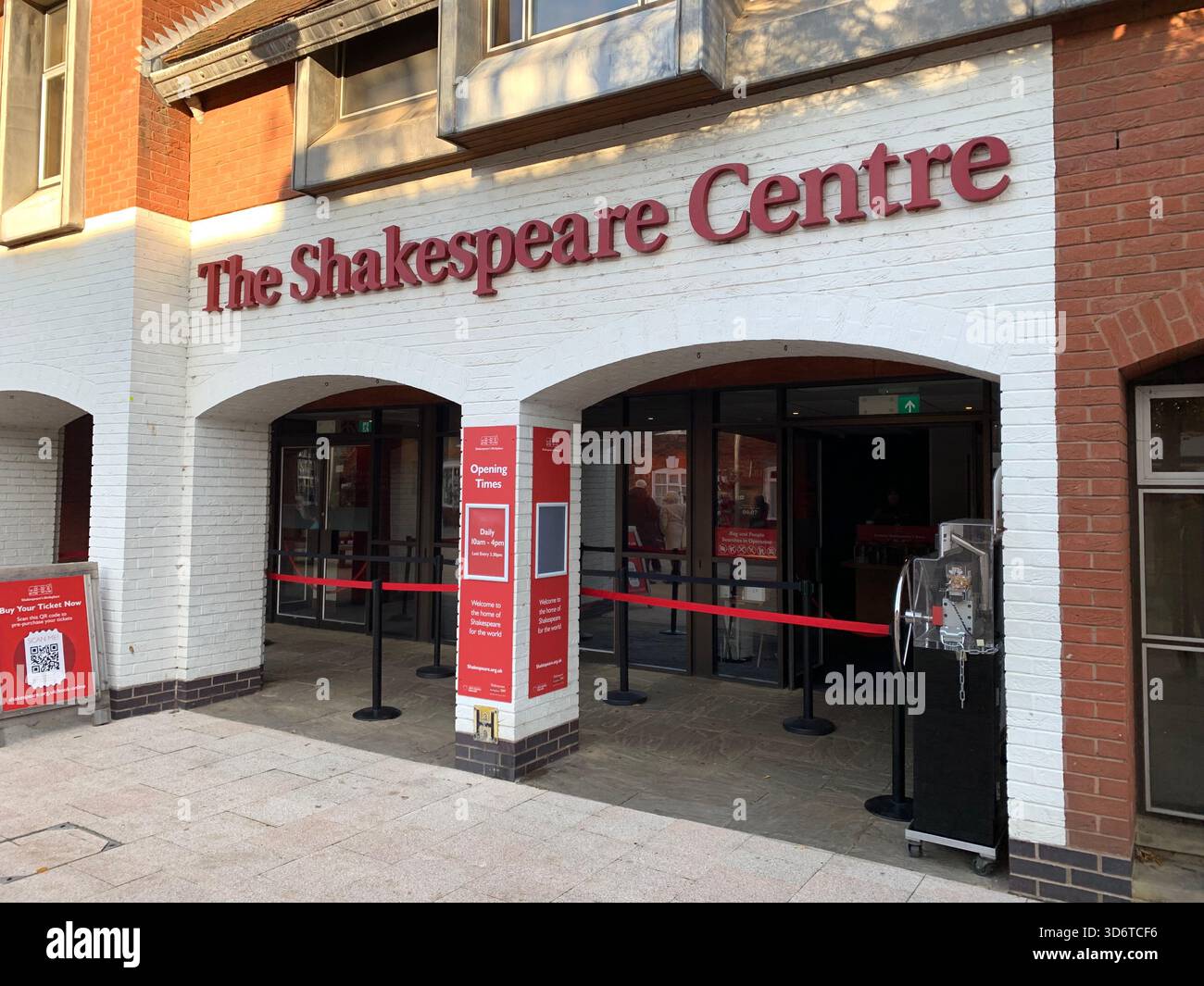 Stratford Upon Avon Shops Shakespear Poet Centre The People Shops Outside People People Walking Geschichte Schilder historischer Plätze - Smartphone-aufgenommenes Stockfoto