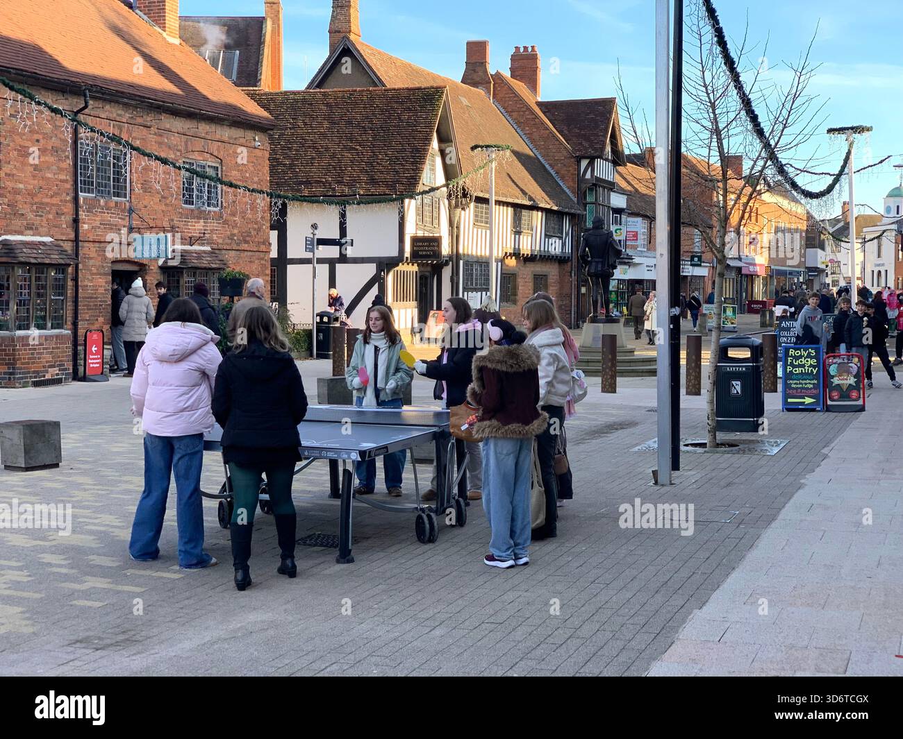 Stratford Upon Avon Shops Shakespear Poet Centre The People Shops Outside People People Walking Geschichte Schilder historischer Plätze - Smartphone-aufgenommenes Stockfoto