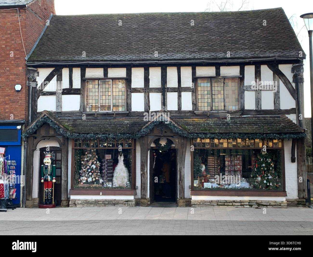 Stratford Upon Avon Shops Shakespear Poet Centre The People Shops Outside People People Walking Geschichte Schilder historischer Plätze - Smartphone-aufgenommenes Stockfoto