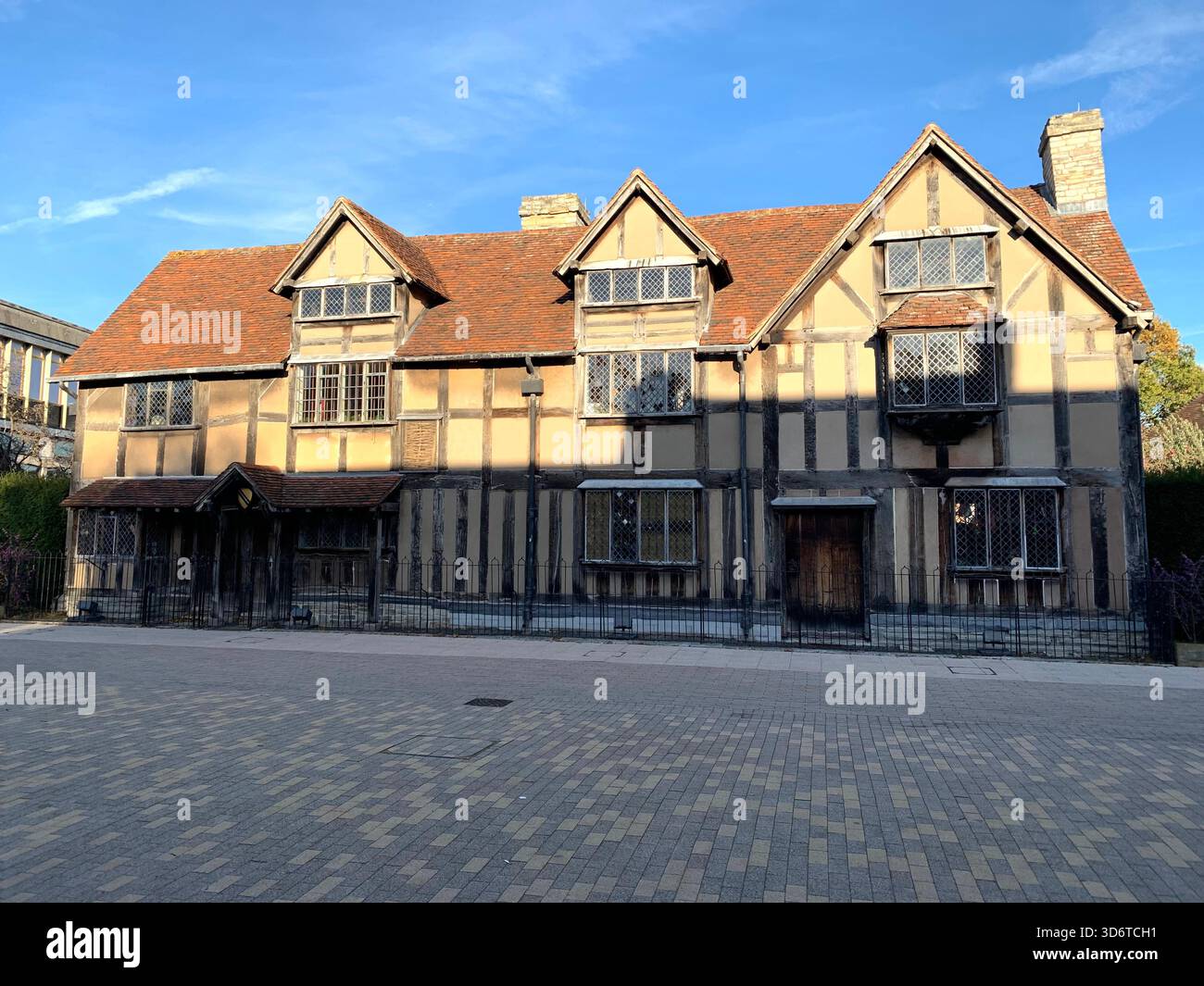 Stratford Upon Avon Shops Shakespear Poet Centre The People Shops Outside People People Walking Geschichte Schilder historischer Plätze - Smartphone-aufgenommenes Stockfoto