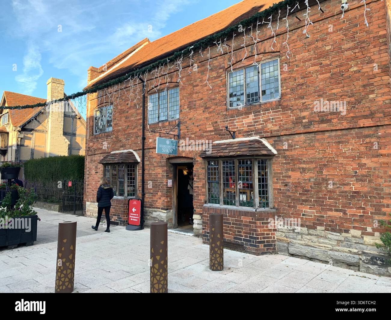Stratford Upon Avon Shops Shakespear Poet Centre The People Shops Outside People People Walking Geschichte Schilder historischer Plätze - Smartphone-aufgenommenes Stockfoto
