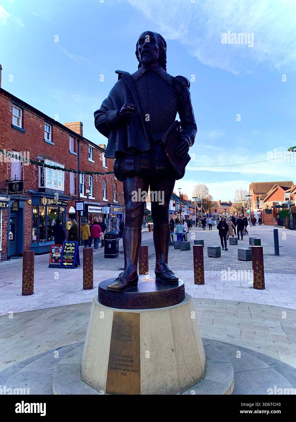 Stratford Upon Avon Shops Shakespear Poet Centre The People Shops Outside People People Walking Geschichte Schilder historischer Plätze - Smartphone-aufgenommenes Stockfoto