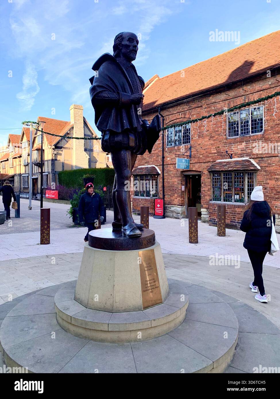 Stratford Upon Avon Shops Shakespear Poet Centre The People Shops Outside People People Walking Geschichte Schilder historischer Plätze - Smartphone-aufgenommenes Stockfoto
