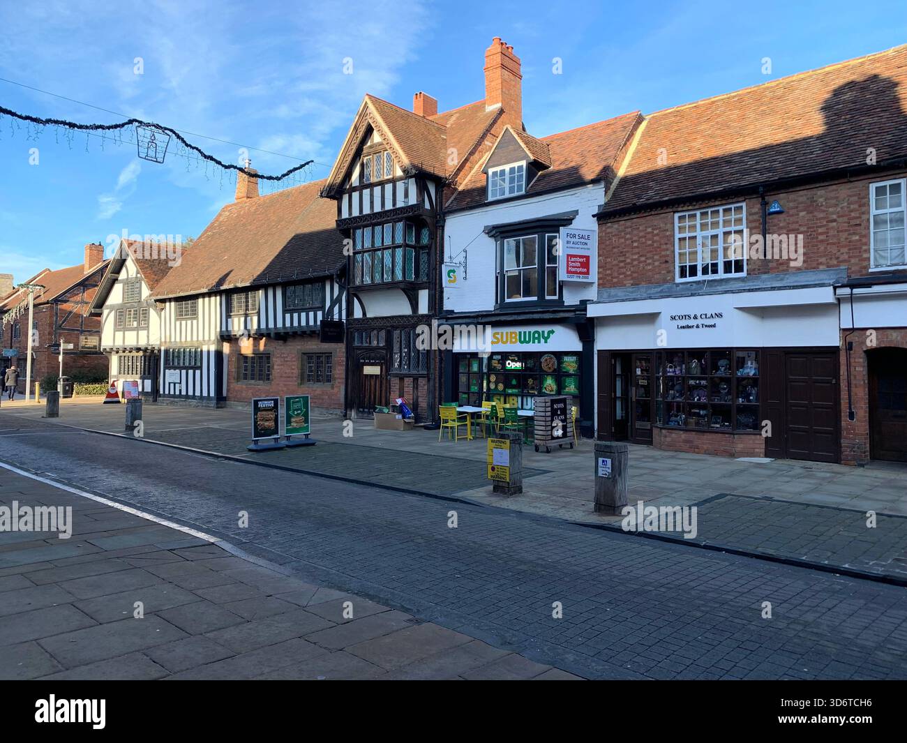 Stratford Upon Avon Shops Shakespear Poet Centre The People Shops Outside People People Walking Geschichte Schilder historischer Plätze - Smartphone-aufgenommenes Stockfoto