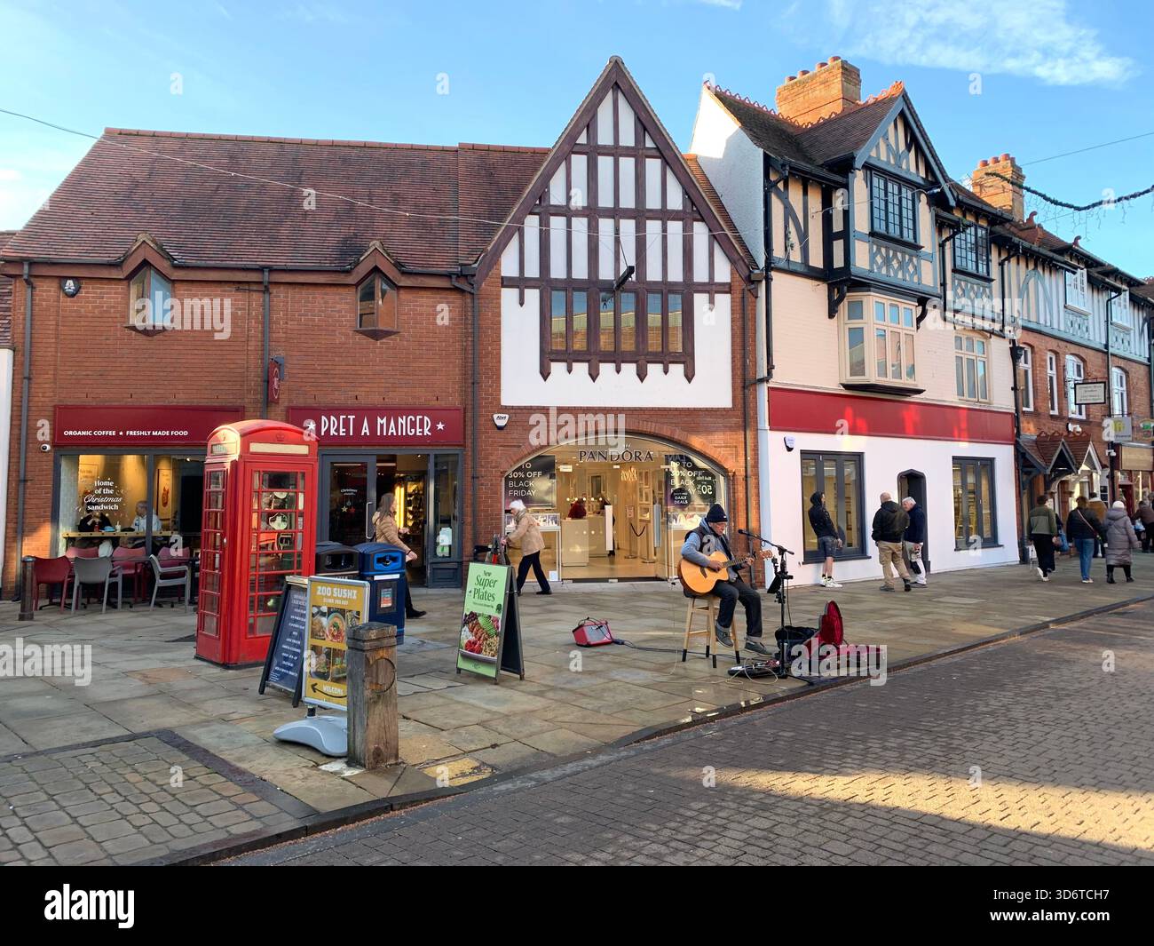 Stratford Upon Avon Shops Shakespear Poet Centre The People Shops Outside People People Walking Geschichte Schilder historischer Plätze - Smartphone-aufgenommenes Stockfoto