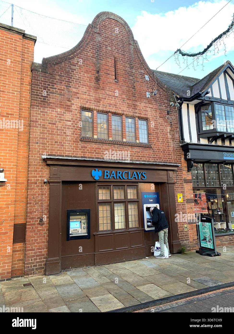 Stratford Upon Avon Shops Shakespear Poet Centre The People Shops Outside People People Walking Geschichte Schilder historischer Plätze - Smartphone-aufgenommenes Stockfoto