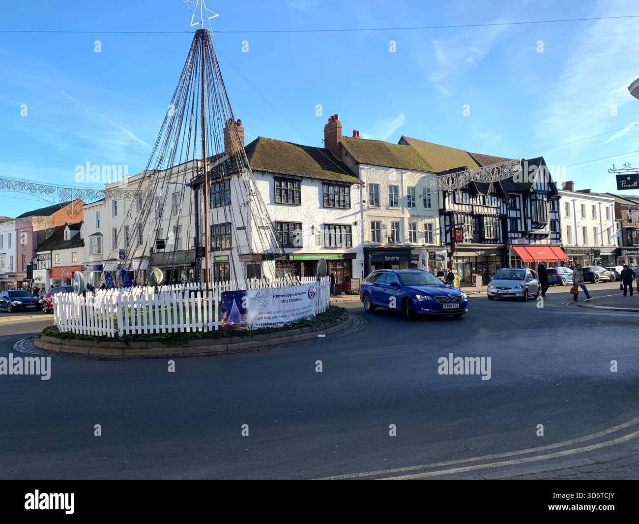 Stratford Upon Avon Shops Shakespear Poet Centre The People Shops Outside People People Walking Geschichte Schilder historischer Plätze - Smartphone-aufgenommenes Stockfoto