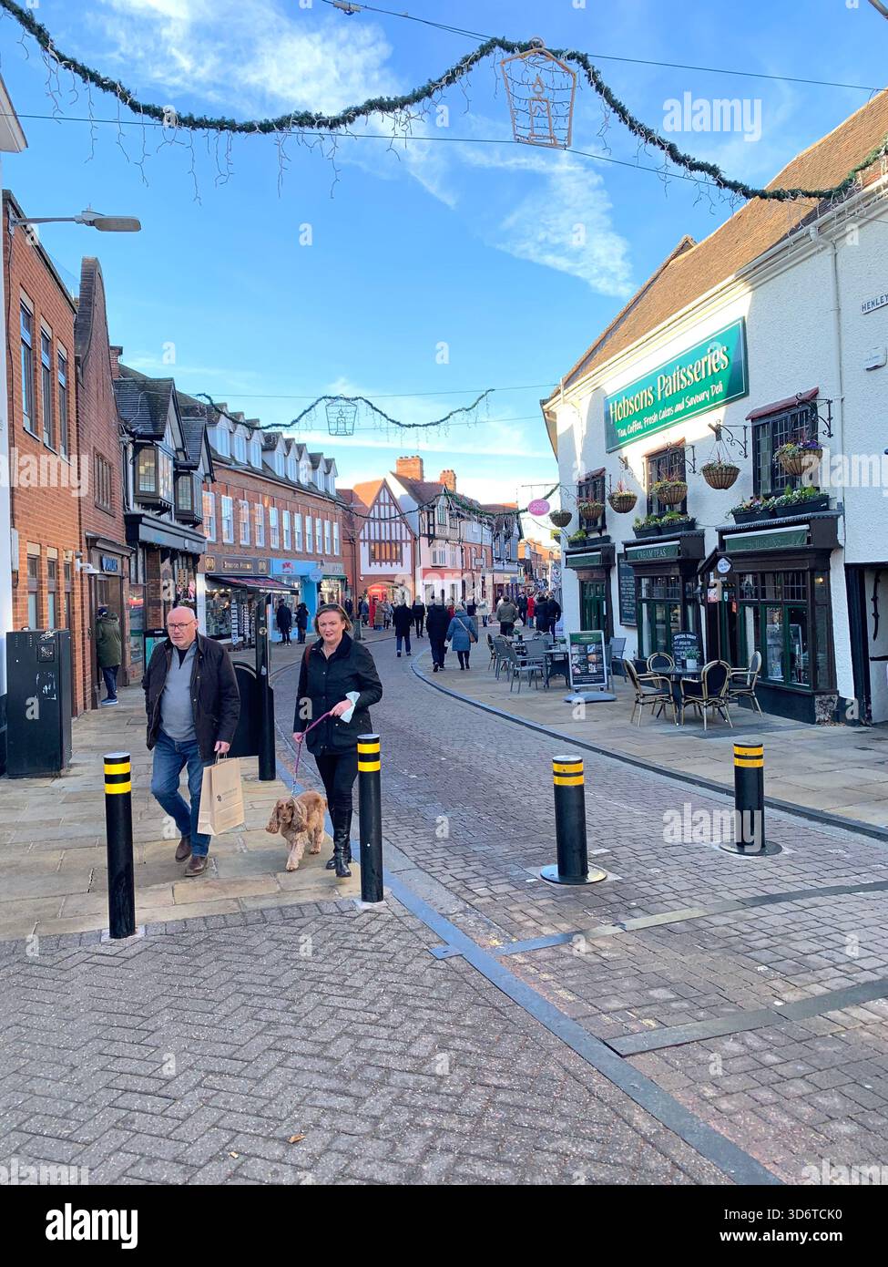 Stratford Upon Avon Shops Shakespear Poet Centre The People Shops Outside People People Walking Geschichte Schilder historischer Plätze - Smartphone-aufgenommenes Stockfoto