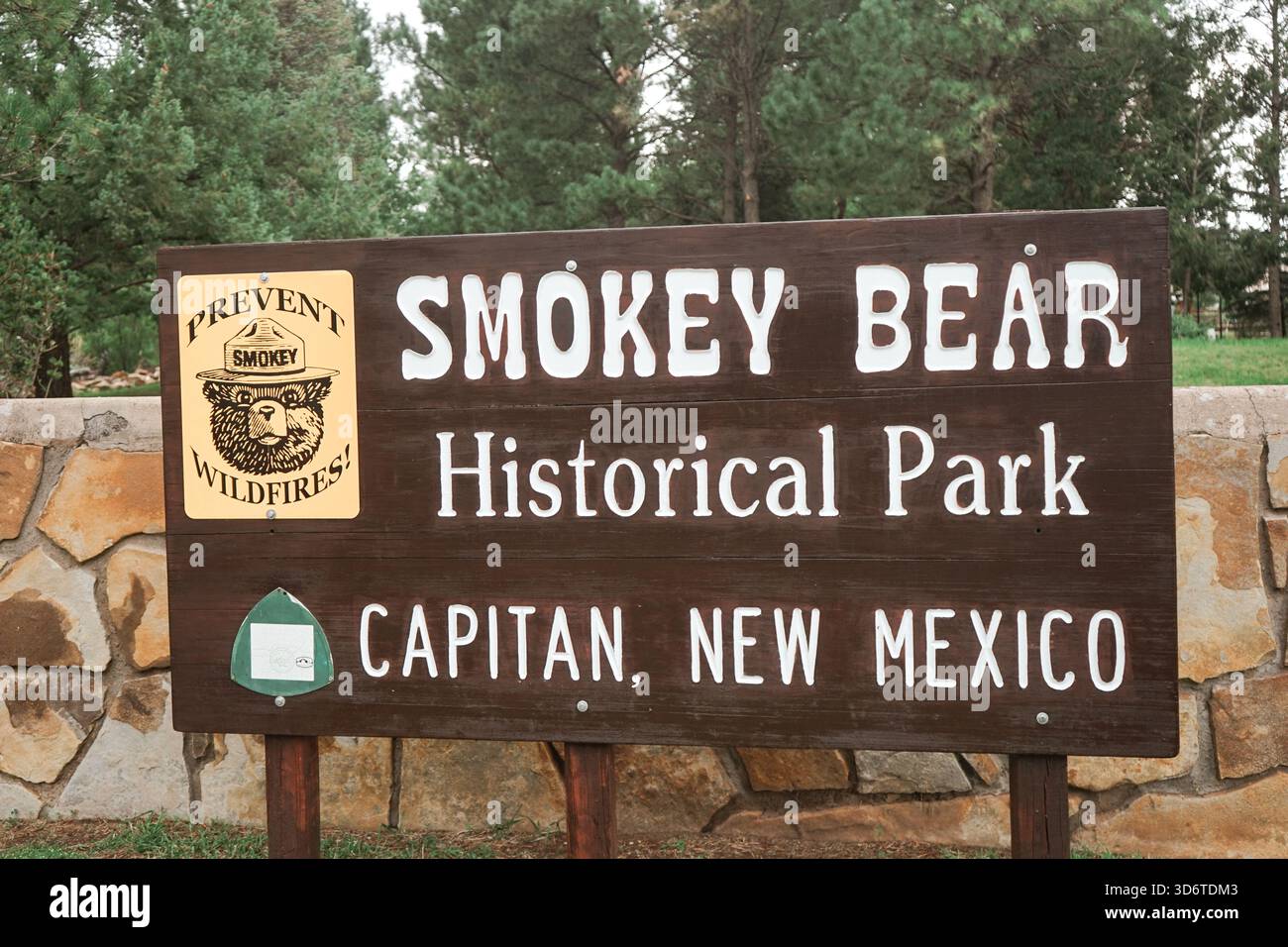 Begrüßungsschild im Besucherzentrum des Smokey Bear Historical Park mit Bäumen im Hintergrund in Capitan, New Mexico, USA Stockfoto