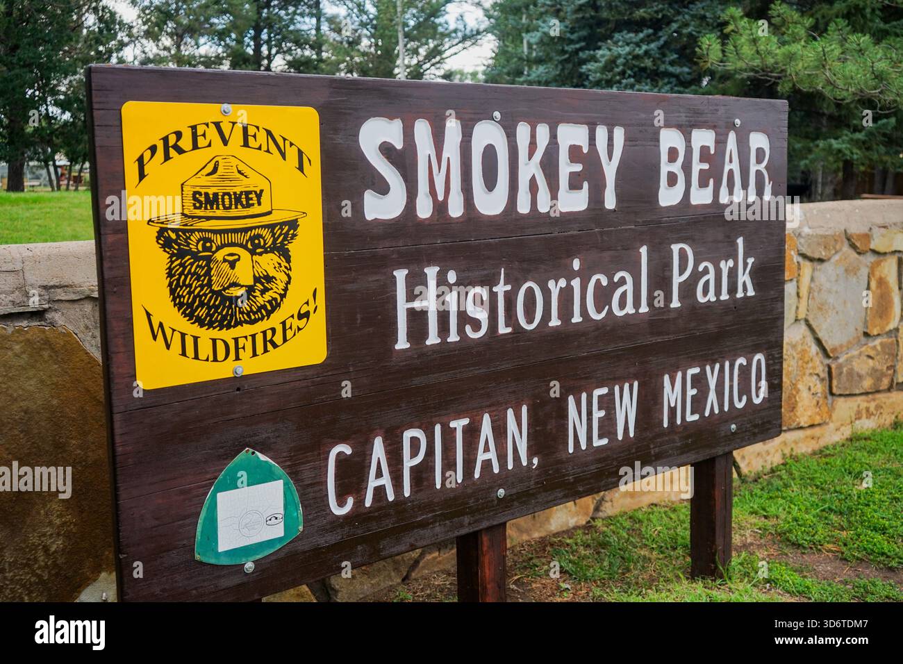 Willkommensschild im Besucherzentrum des Smokey Bear Historical Park in Capitan, New Mexico, USA Stockfoto