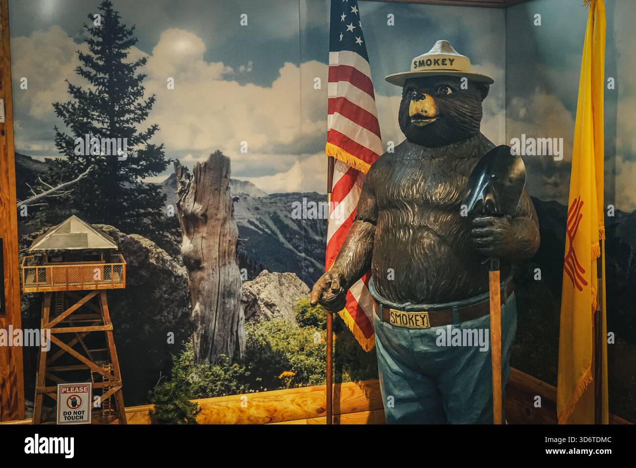 Smokey Bear Statue im Besucherzentrum im Smokey Bear Historical Park in Capitan, New Mexico, USA Stockfoto