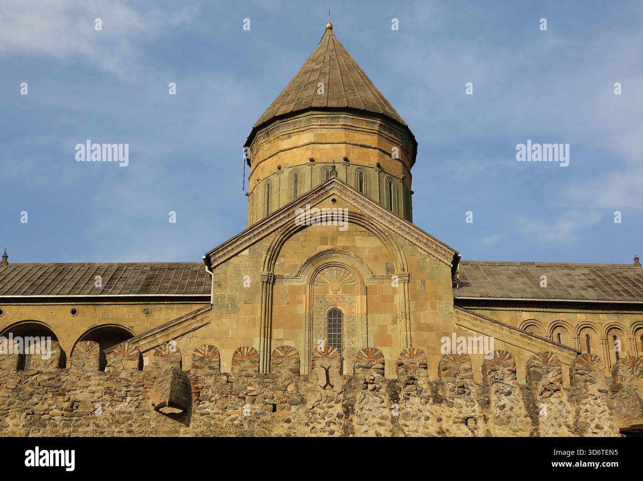 Kuppel und Dach der Svetitskhoveli Kathedrale mit blauem Himmel Hintergrund in Mzcheta, Georgia Stockfoto