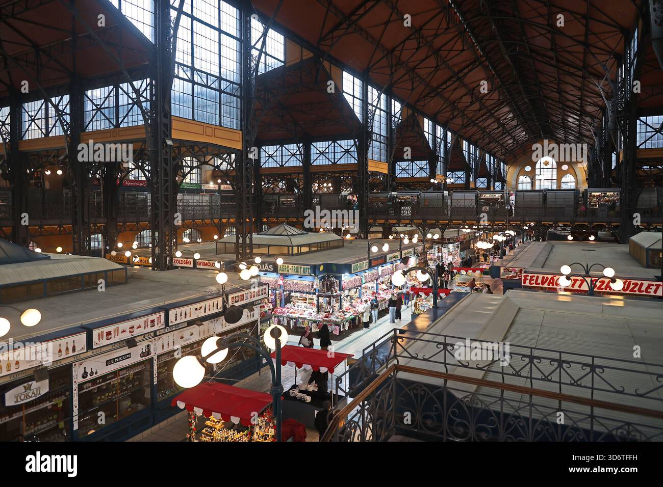 Abendaufnahme von Budapests größtem und ältestem Indoor-Markt, der Großen Markthalle von oben in Budapest, Ungarn Stockfoto