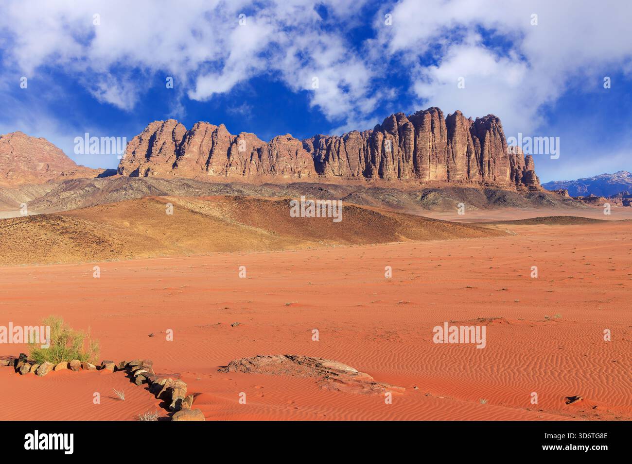 Wadi Rum Desert, Jordanien. Die rote Wüste und der Berg Jabal Al Qattar. Stockfoto
