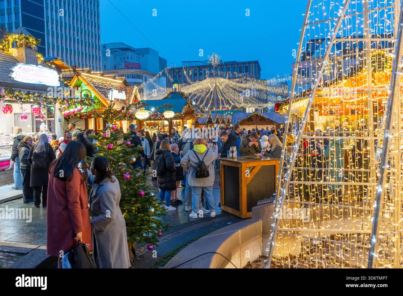 Vorweihnachtszeit, Besucher auf dem Weihnachtsmarkt in der Essener Innenstadt, am Kennedyplatz, der Markt öffnet Mitte November, Weihnachtsbeleuchtung, Esse Stockfoto