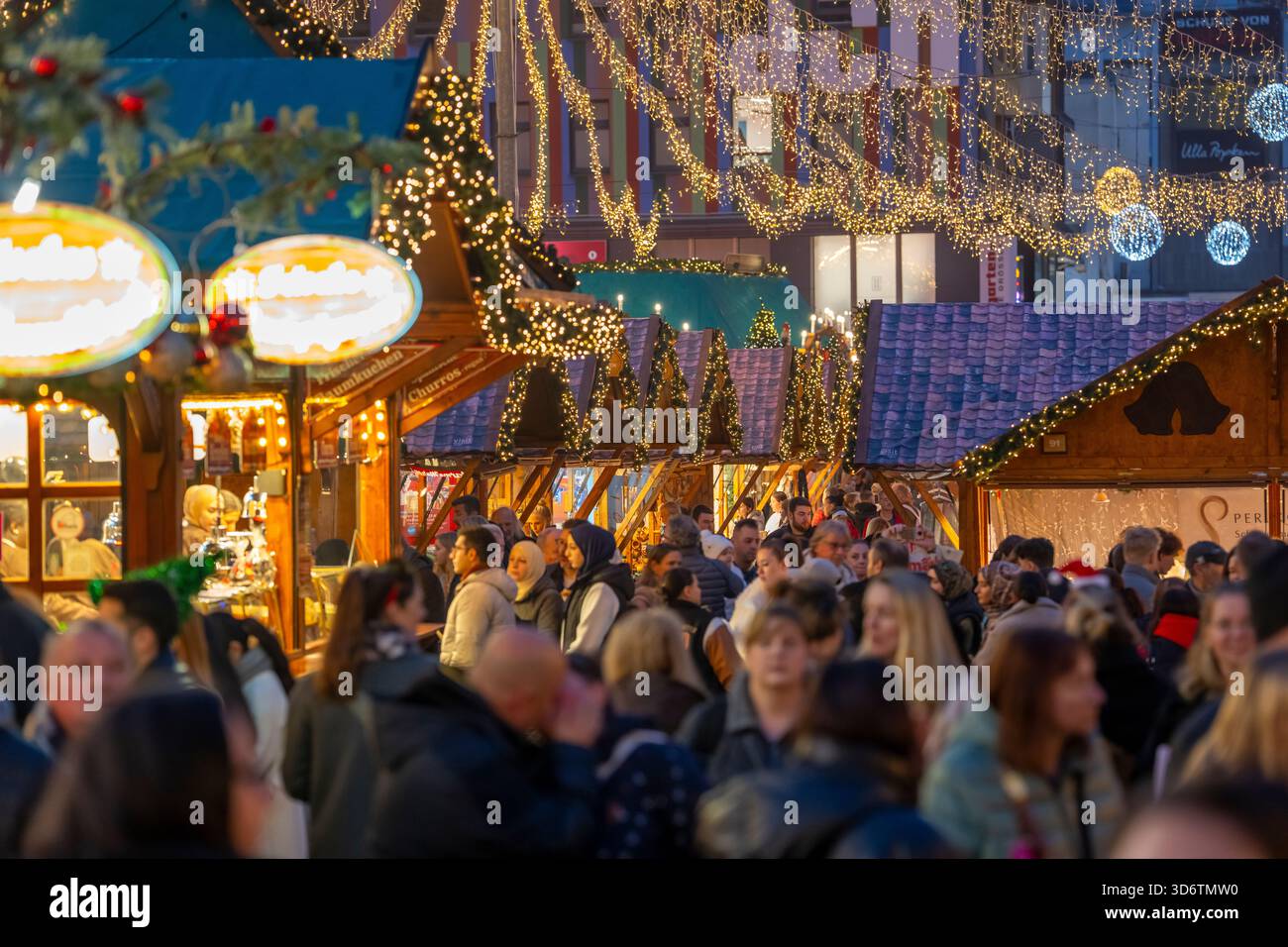 Vorweihnachtszeit, Besucher auf dem Weihnachtsmarkt in der Essener Innenstadt, am Kennedyplatz, der Markt öffnet Mitte November, Weihnachtsbeleuchtung, Esse Stockfoto