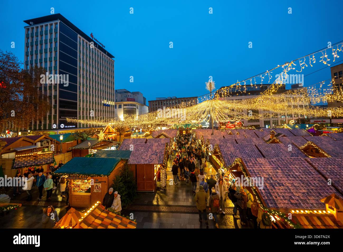 Vorweihnachtszeit, Besucher auf dem Weihnachtsmarkt in der Essener Innenstadt, am Kennedyplatz, der Markt öffnet Mitte November, Weihnachtsbeleuchtung, Esse Stockfoto