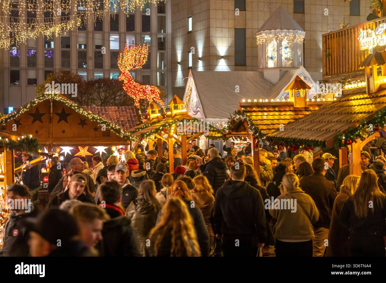 Vorweihnachtszeit, Besucher auf dem Weihnachtsmarkt in der Essener Innenstadt, am Kennedyplatz, der Markt öffnet Mitte November, Weihnachtsbeleuchtung, Esse Stockfoto