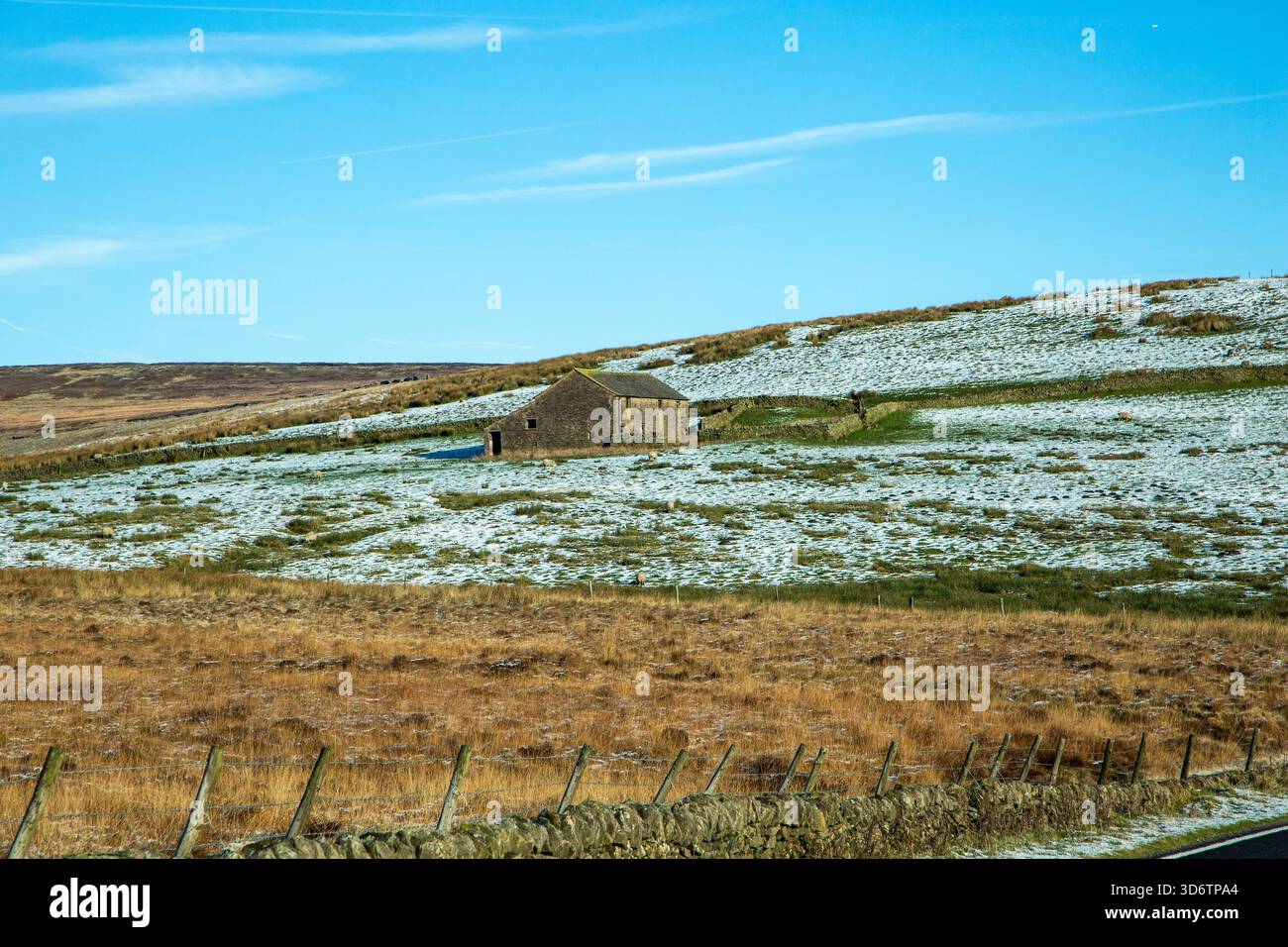 Isoliertes Bauernhaus in den abgelegenen Hügeln der englischen Winterlandschaft des Peak District Derbyshire England Stockfoto
