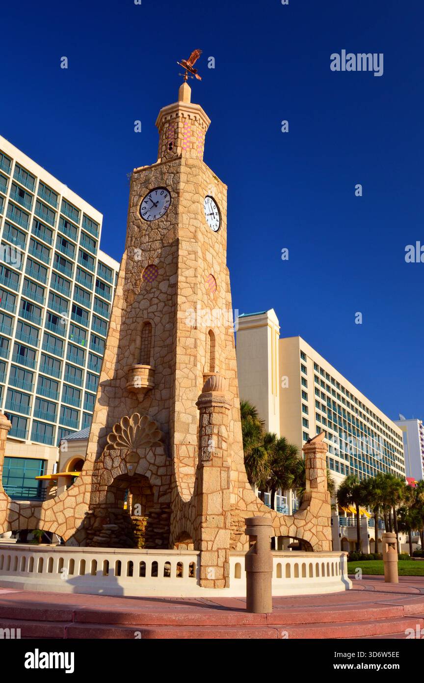 Der Coquina Clock Tower aus Stein steht an der Promenade von Daytona Beach, Florida und ist ein Wahrzeichen Stockfoto