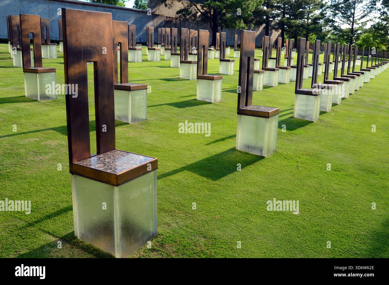 Reihen leerer Stühle dienen als Gedenkstätte für die Toten, die bei einem Angriff auf das Alfred Murrah Federal Building in Oklahoma City, Oklahoma, getötet wurden Stockfoto