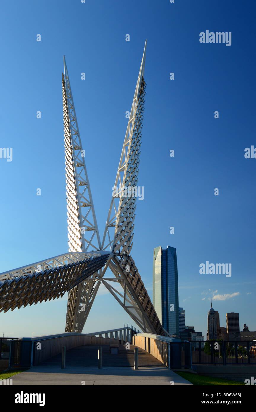 Die Skydance Fußgängerbrücke in Oklahoma City, Oklahoma, zeigt große Spitzen, die vom Paarungstanz des Scherenschwanzbeobachters inspiriert sind Stockfoto