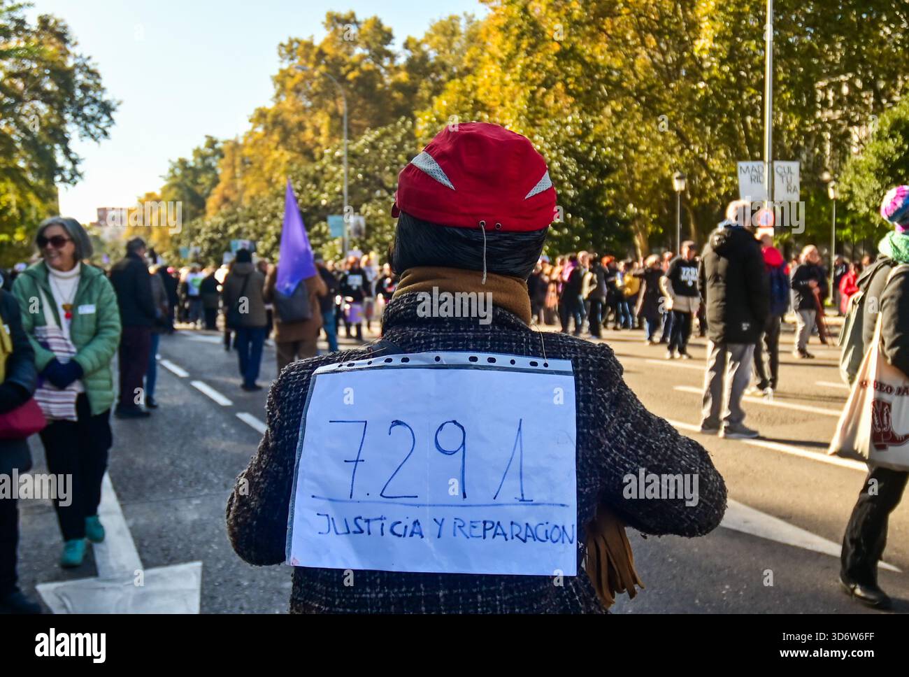 Madrid, Madrid, SPANIEN. November 2025. Während der Demonstration, die von der Nursing Home Movement in Madrid organisiert wurde, forderten die Teilnehmer Gerechtigkeit für diejenigen, die während der Pandemie in Pflegeheimen starben, und forderten politische Verantwortung für die implementierten Protokolle. Der marsch begann auf der Plaza de Cibeles und ging in Richtung Puerta del Sol, begleitet von Spruchbändern, Slogans und Zeugenaussagen von Familienmitgliedern. (Kreditbild: © Richard Zubelzu/ZUMA Press Wire) NUR REDAKTIONELLE VERWENDUNG! Nicht für kommerzielle ZWECKE! Stockfoto