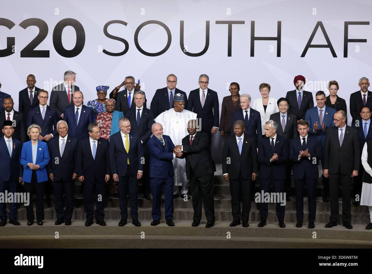 South African Cyril Ramaphosa, foreground, center right, and Brazilian President Luiz Inacio Lula da Silva shake hands as leaders pose for a group photo on the opening day of the G20 Leaders' Summit, in Johannesburg, South Africa, Saturday, Nov. 22, 2025. (Yves Herman/Pool Photo via AP) Stockfoto