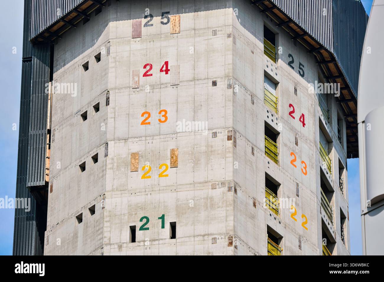 Hohe, moderne Wolkenkratzerkonstruktion, Betonwände mit nummerierten Böden Stockfoto
