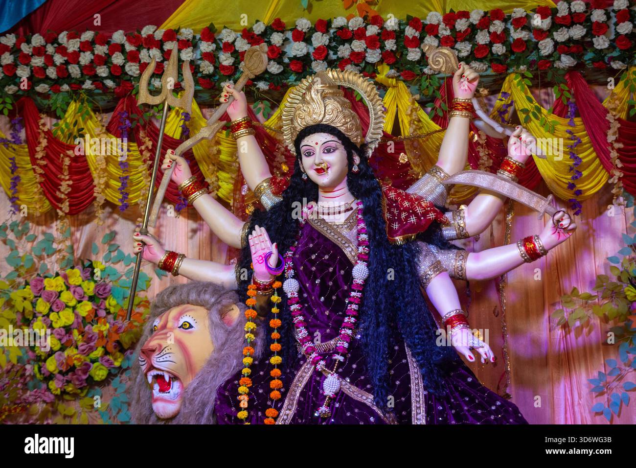 Mehrarmige Göttin Durga mit Löwe in Navratri Stockfoto