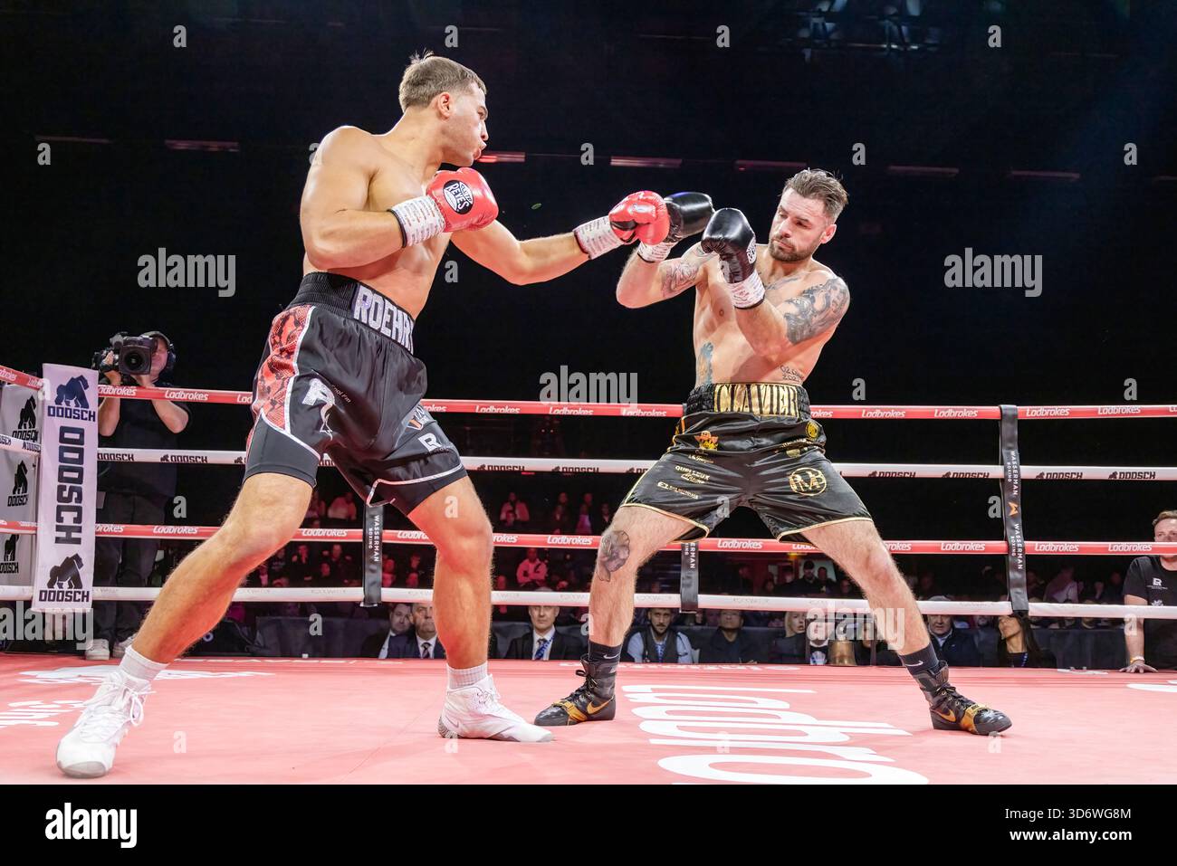 Brighton Centre, Stadt Brighton & Hove, East Sussex, Großbritannien. Boxkampf als Lucas Roehrig (UK) gegen Brice Clavier (FR) im Brighton Centre für 8 Runden, bei denen Lucas Roehrig mit einer Punkteentscheidung gewann. 21. November 2025 David Smith/Alamy Stockfoto