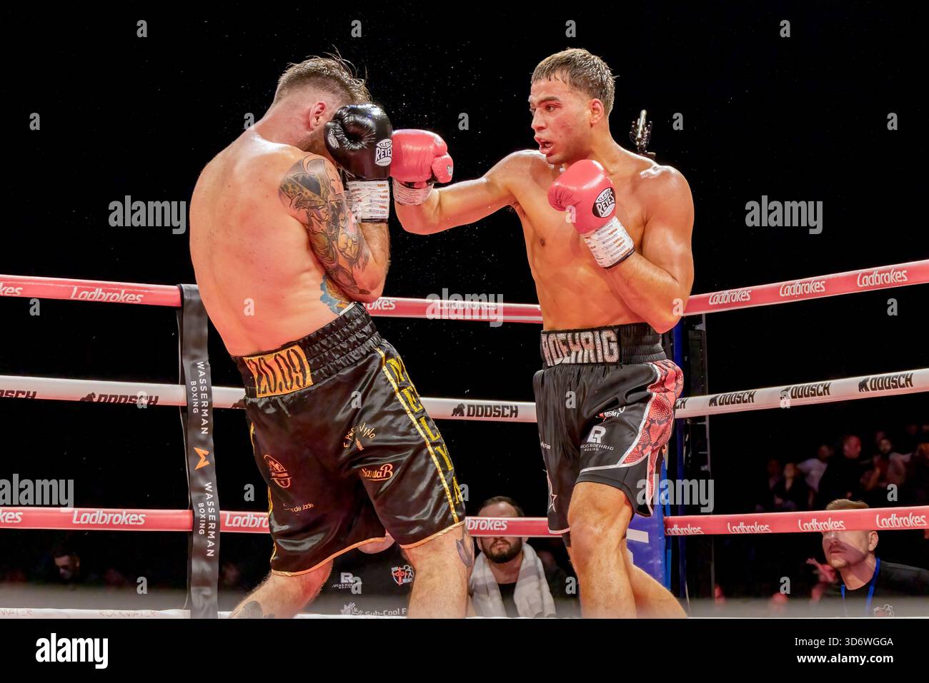 Brighton Centre, Stadt Brighton & Hove, East Sussex, Großbritannien. Boxkampf als Lucas Roehrig (UK) gegen Brice Clavier (FR) im Brighton Centre für 8 Runden, bei denen Lucas Roehrig mit einer Punkteentscheidung gewann. 21. November 2025 David Smith/Alamy Stockfoto