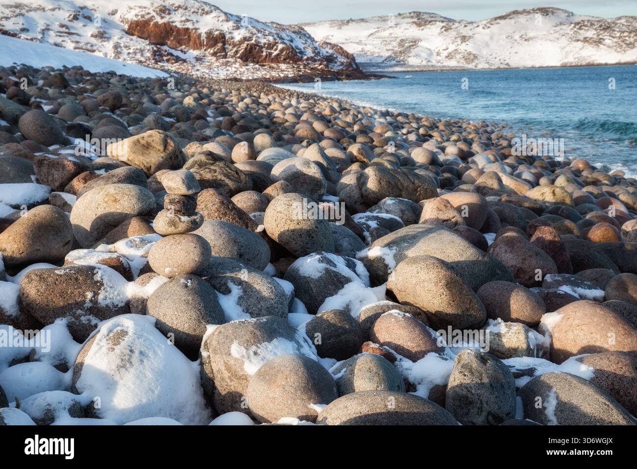 Felsiges Ufer der Barentssee. Der Steinstrand der Dracheneier in Teriberka, Region Murmansk Stockfoto