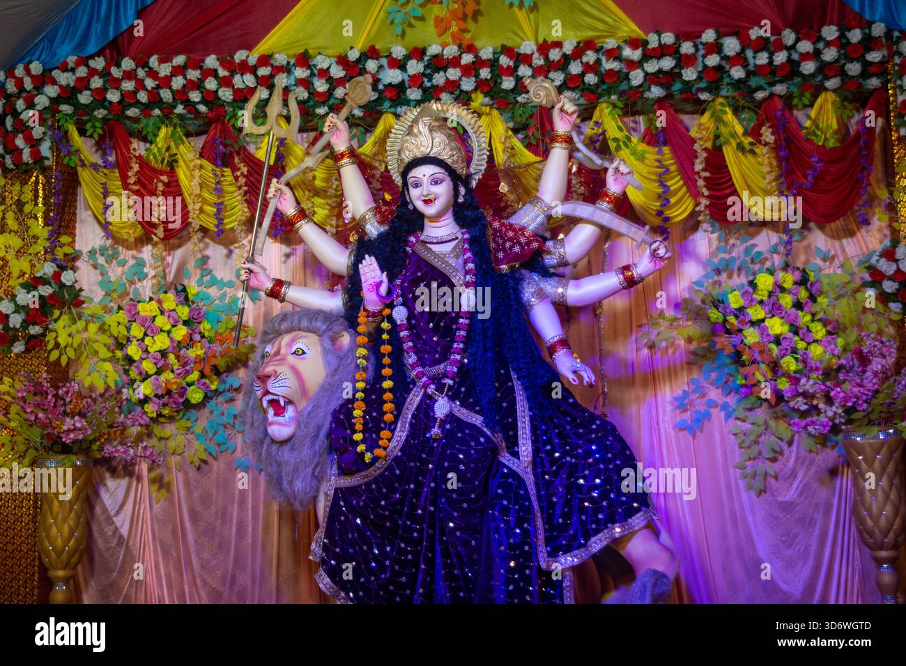 Mehrarmige Göttin Durga mit Löwe in Navratri Stockfoto