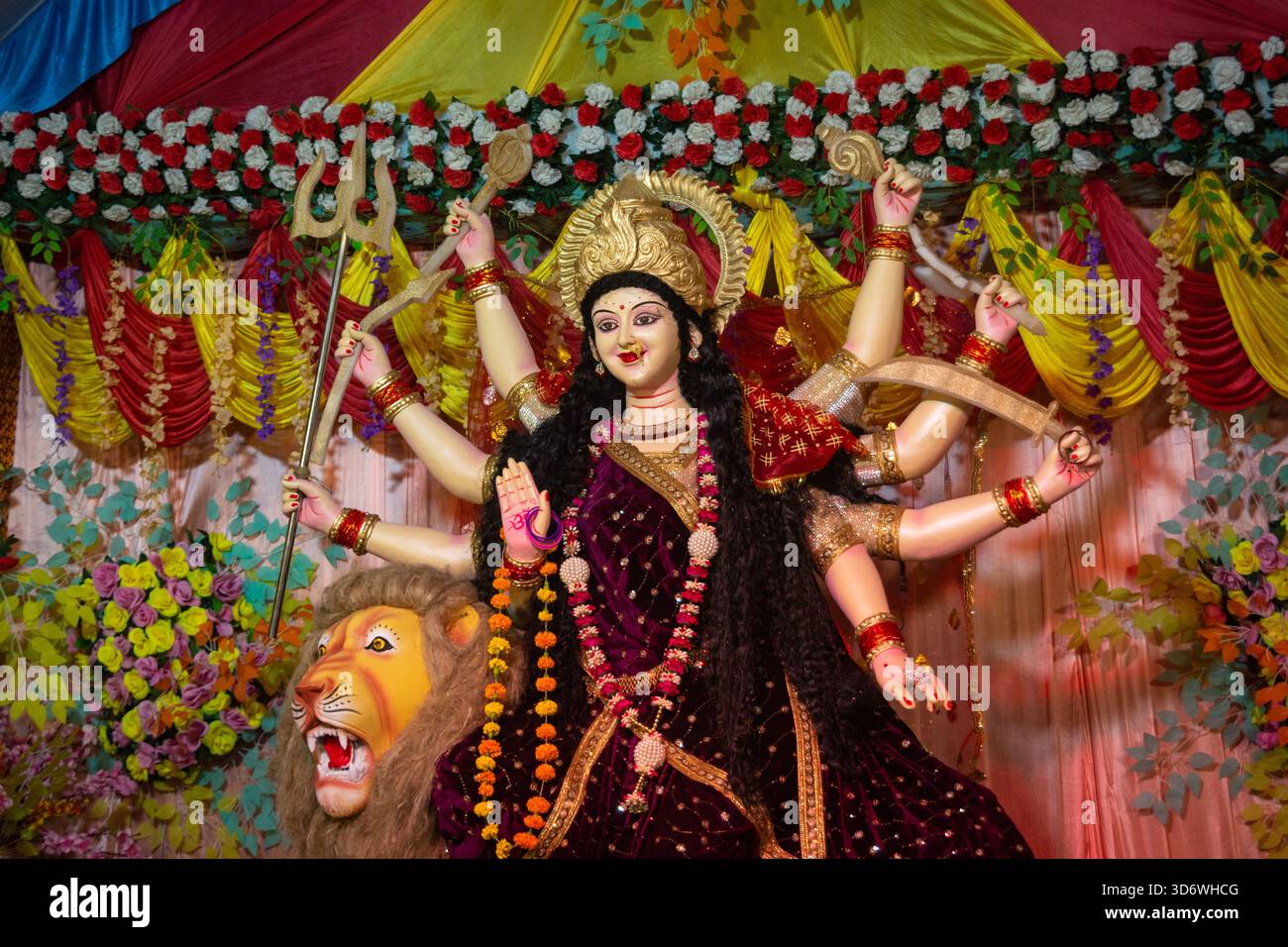 Mehrarmige Göttin Durga mit Löwe in Navratri Stockfoto