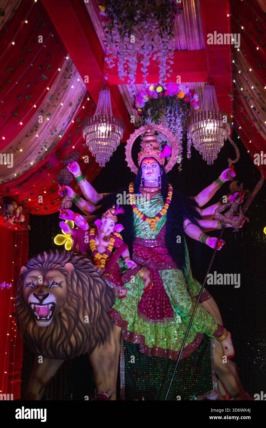 Göttin durga reitet auf dem Löwen mit ganesha, einem lebendigen Festival-Idol Stockfoto