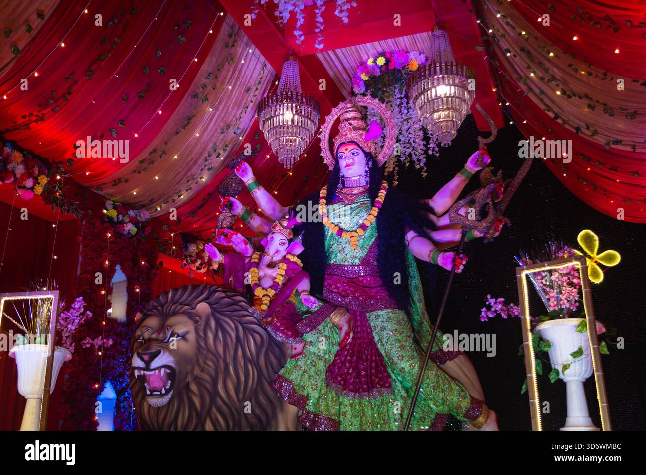 Göttin durga reitet auf dem Löwen mit ganesha, einem lebendigen Festival-Idol Stockfoto