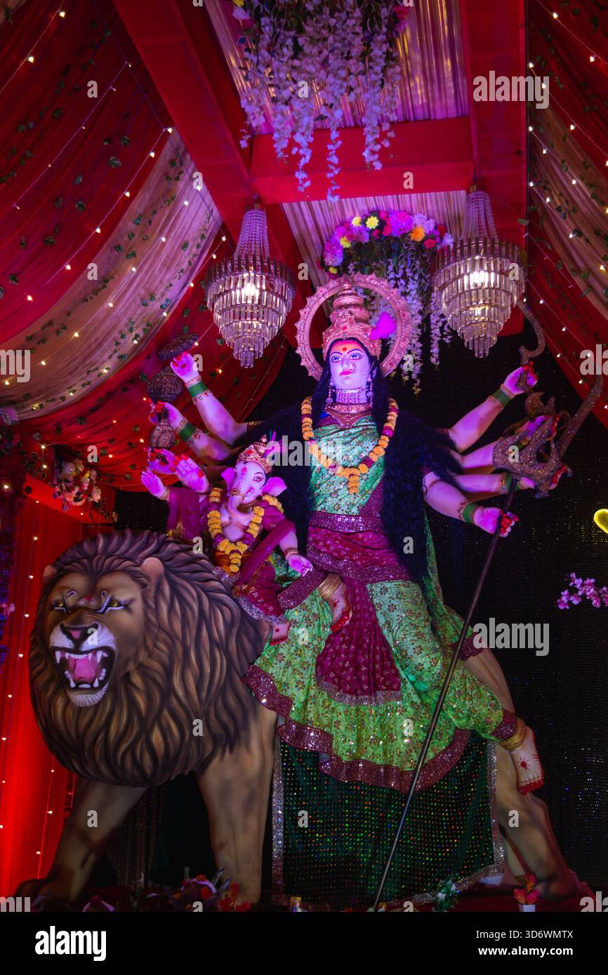 Göttin durga reitet auf dem Löwen mit ganesha, einem lebendigen Festival-Idol Stockfoto