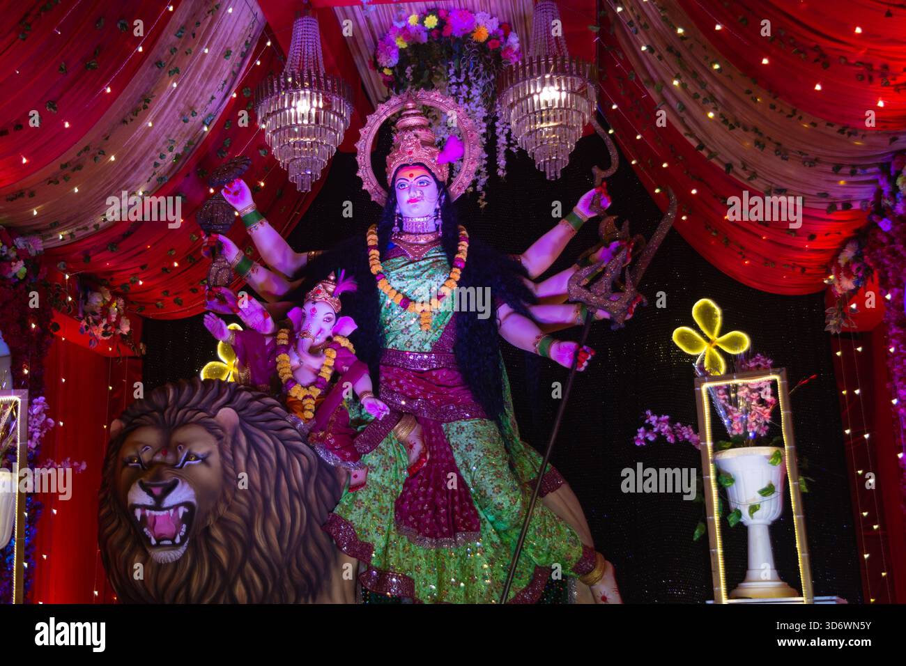 Göttin durga reitet auf dem Löwen mit ganesha, einem lebendigen Festival-Idol Stockfoto