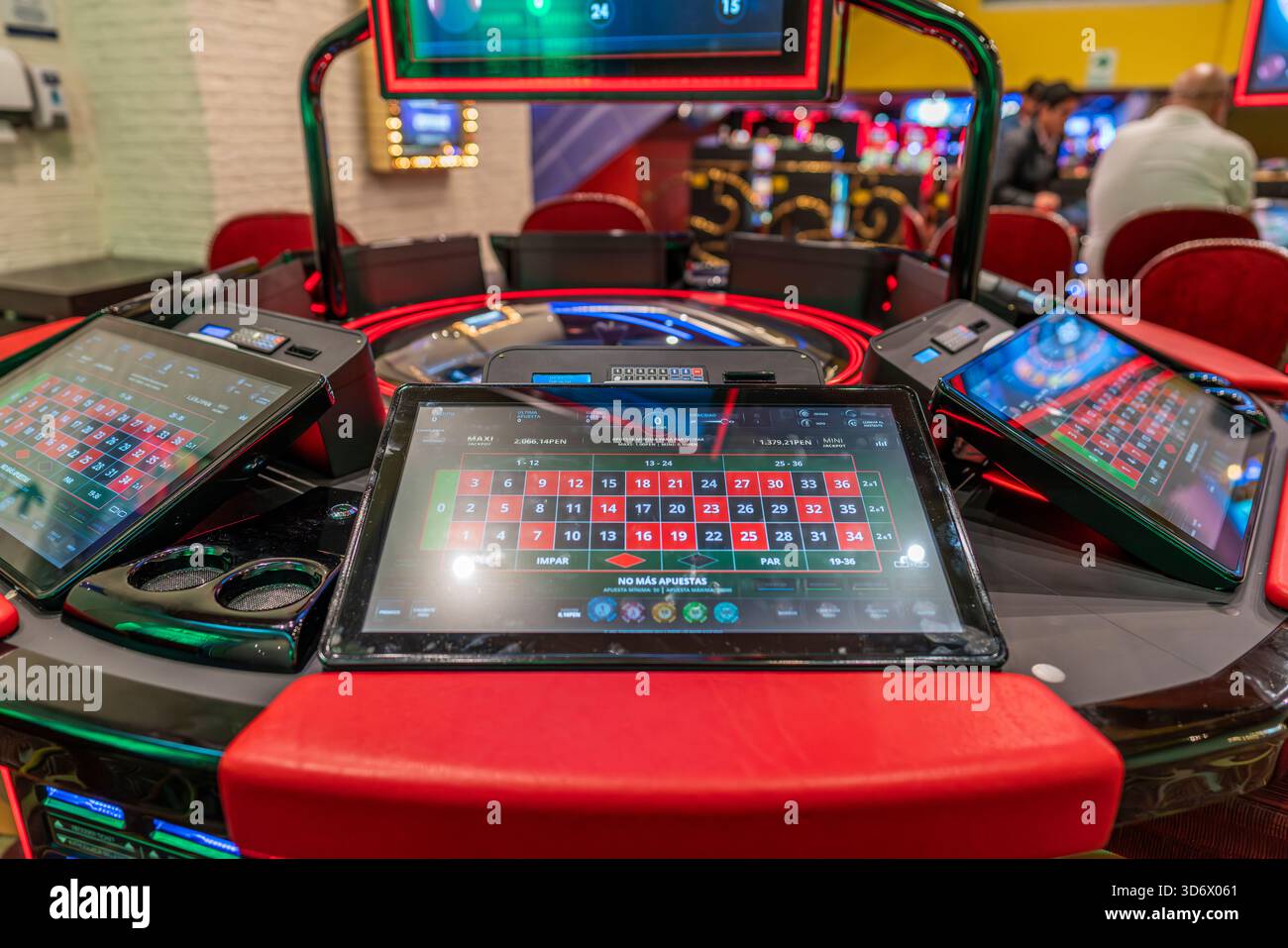 Elektronische Roulette-Konsole mit Touchscreens, Wettlayout, beleuchteter Spieloberfläche und moderner Casino-Technologie in heller Umgebung. Stockfoto