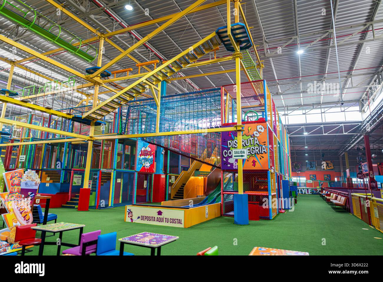 Dokumentaransicht eines Indoor-Kinderaktivitätenzentrums mit bunten Seilbrücken, Kletterstrukturen und Freizeitspielzonen. Stockfoto