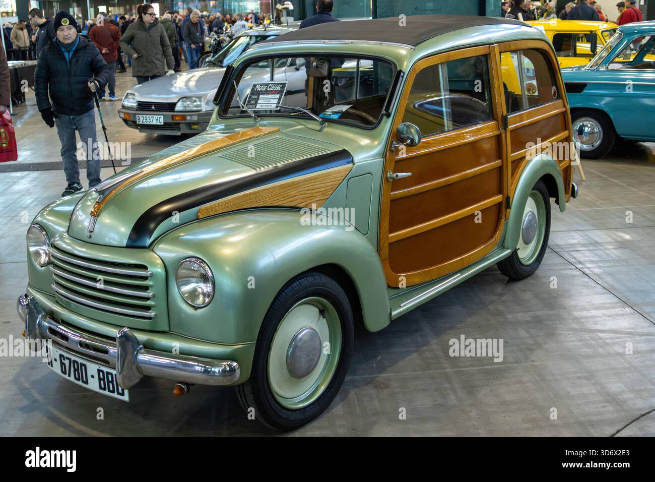 Klassischer italienischer Kleinwagen mit markanter Holzvertäfelung und weichem Dach auf einer Autoausstellung Stockfoto
