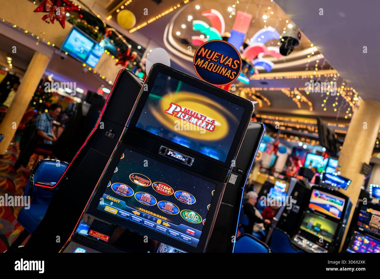 Heller Spielautomat mit farbenfrohen Lichtern und Spielatmosphäre, mit neuen Spielautomaten und Unterhaltungsmöglichkeiten für Spielstätten. Stockfoto