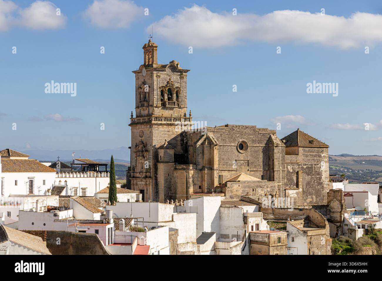 Arcos de la Frontera, Spanien. Unvergleichlicher Blick auf die Iglesia de San Pedro (Peterskirche), eines der Wahrzeichen der Altstadt Stockfoto
